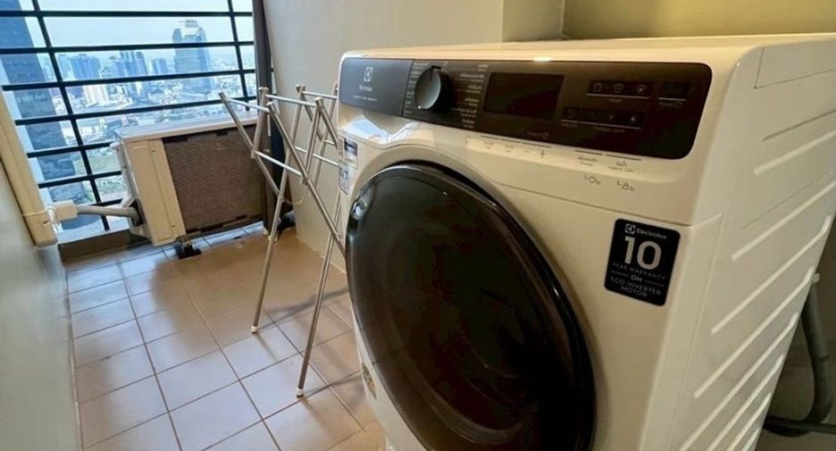 For rent 2 bedrooms condo in Huai Khwang, Bangkok