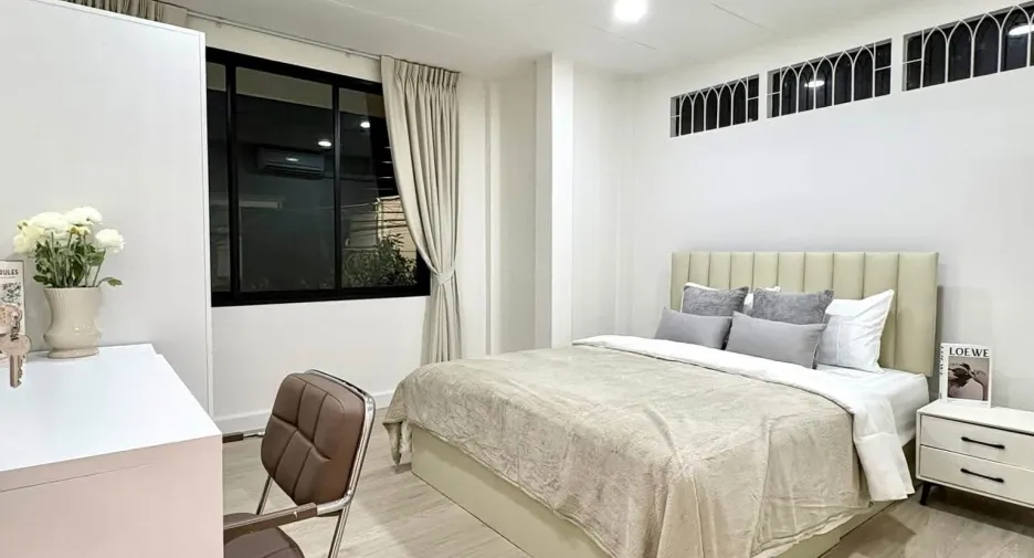 Haus zur Miete mit 5 Zimmer in Huai Khwang, Bangkok