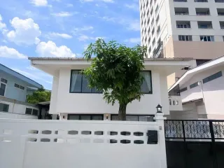 Haus zur Miete mit 5 Zimmer in Huai Khwang, Bangkok