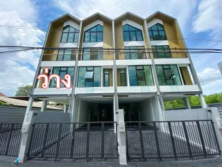 出租 3 卧室 联排别墅 在 Phra Khanong, 曼谷