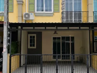 Casa adosada en alquiler de 4 habitaciones en Prawet, Bangkok