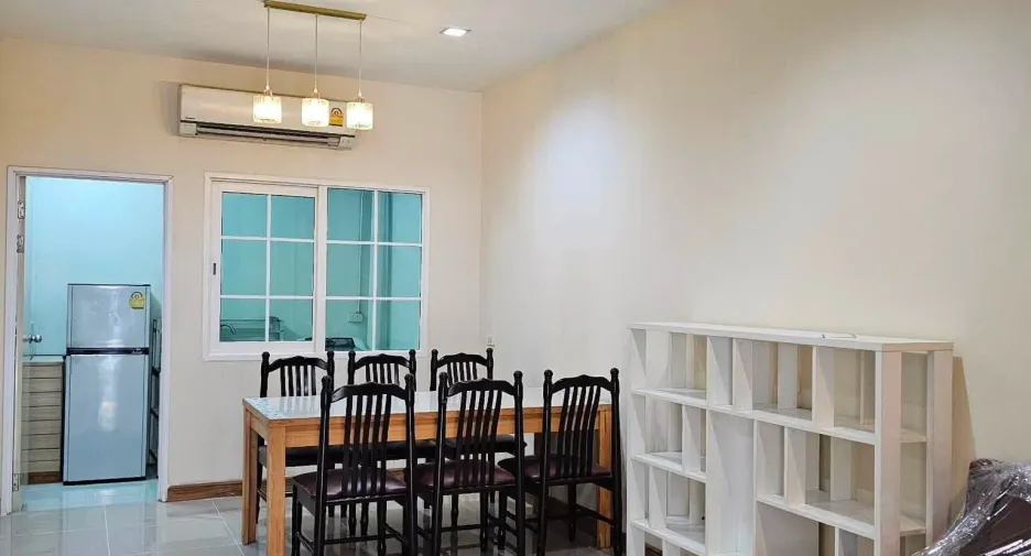 Casa adosada en alquiler de 4 habitaciones en Prawet, Bangkok