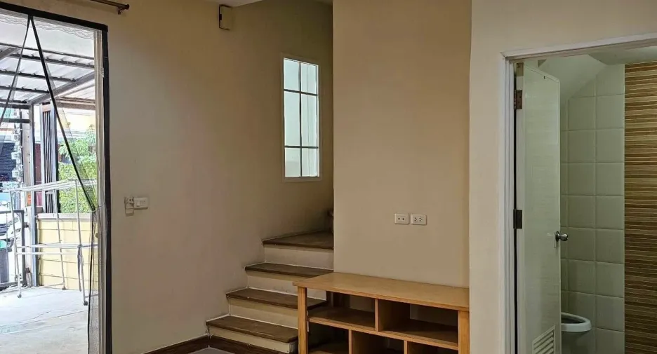 Casa adosada en alquiler de 4 habitaciones en Prawet, Bangkok