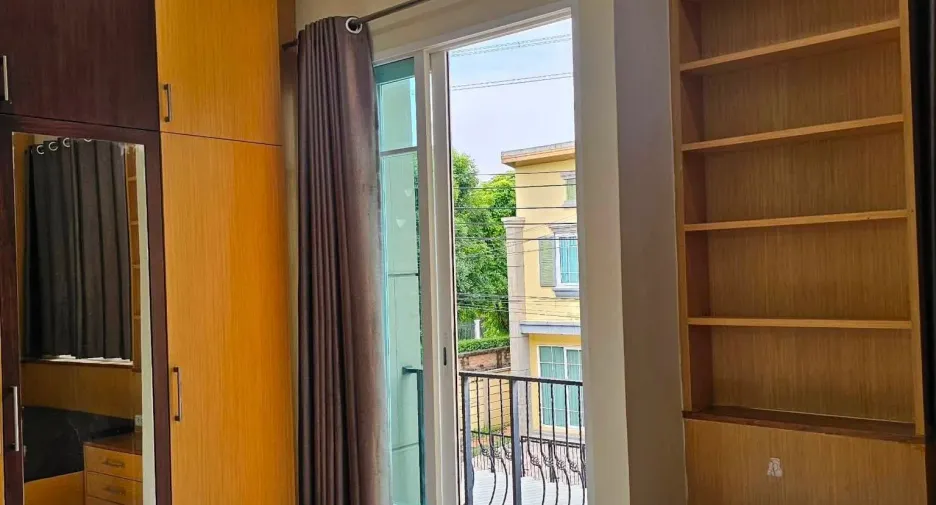 Casa adosada en alquiler de 4 habitaciones en Prawet, Bangkok