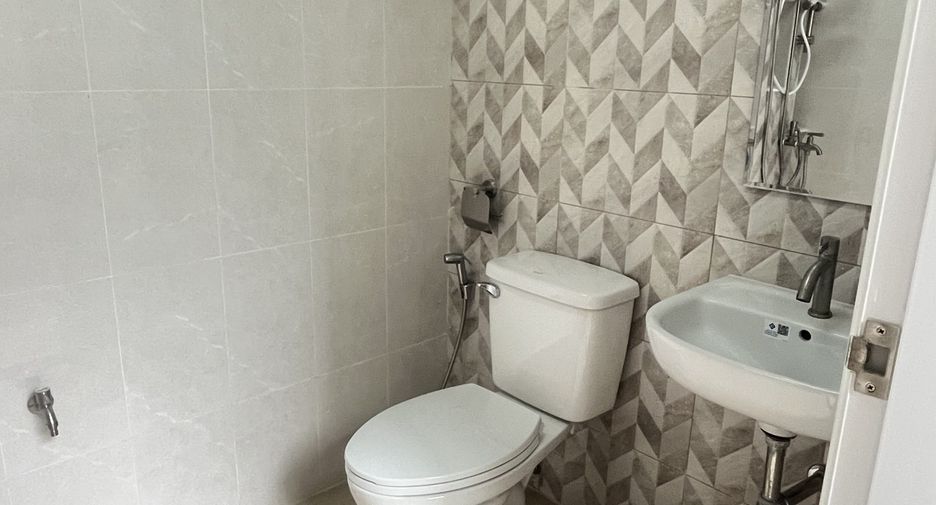 For rent 3 bedrooms townhouse in Bang Kho Laem, Bangkok