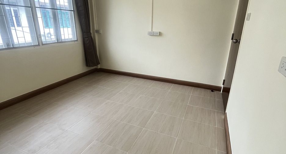 For rent 3 bedrooms townhouse in Bang Kho Laem, Bangkok