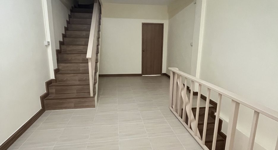For rent 3 bedrooms townhouse in Bang Kho Laem, Bangkok