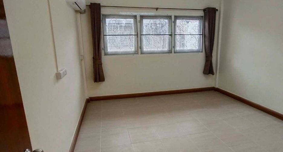 For rent 3 bedrooms townhouse in Bang Kho Laem, Bangkok