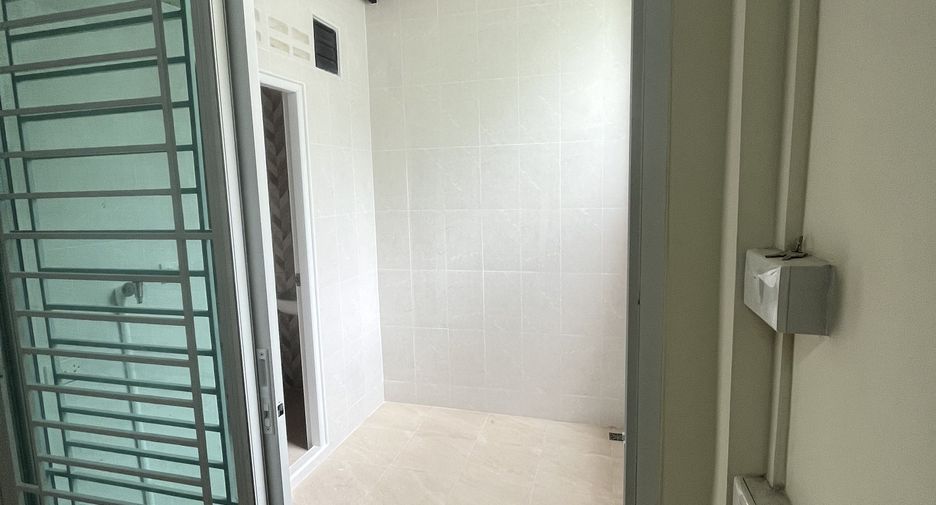 For rent 3 bedrooms townhouse in Bang Kho Laem, Bangkok