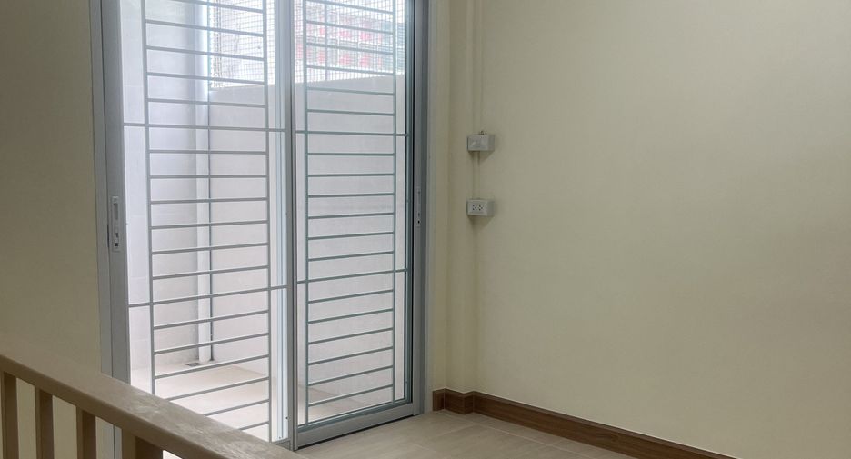 For rent 3 bedrooms townhouse in Bang Kho Laem, Bangkok