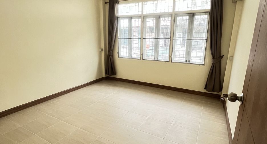 For rent 3 bedrooms townhouse in Bang Kho Laem, Bangkok