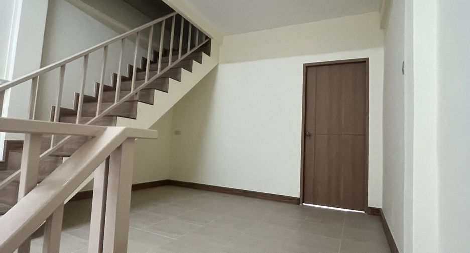 For rent 3 bedrooms townhouse in Bang Kho Laem, Bangkok