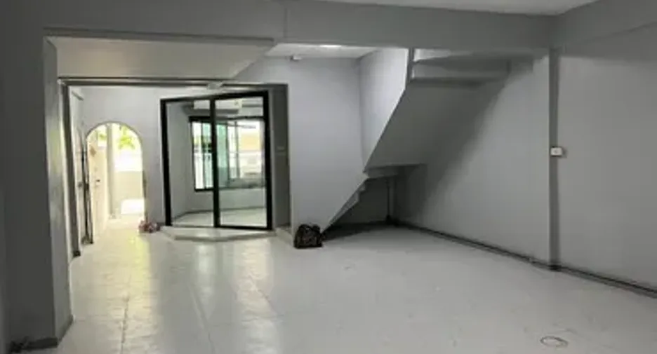 Аренда 2 спальни таунхаус в Щаттхана, Бангкок