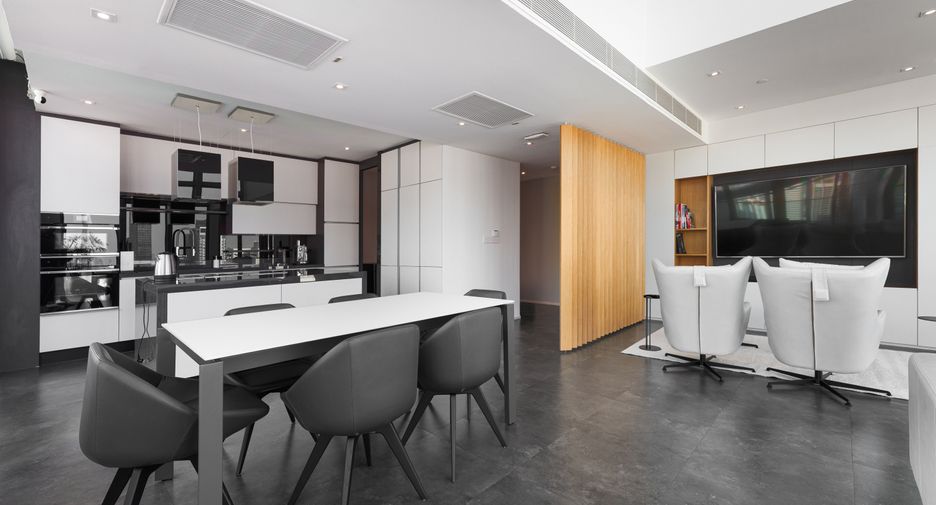 For sale 3 bedrooms condo in Watthana, Bangkok