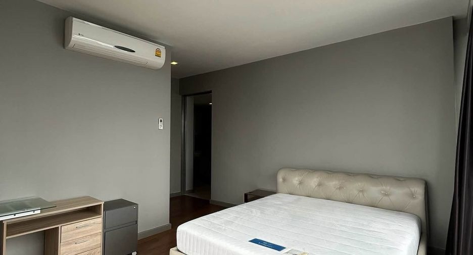 For rent 2 bedrooms condo in Bang Rak, Bangkok