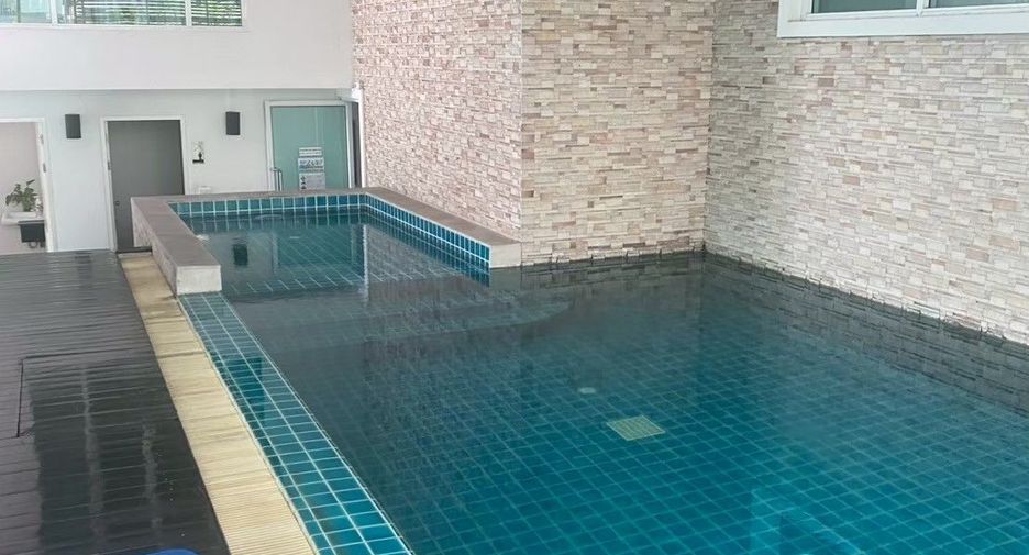 For rent 2 bedrooms condo in Bang Rak, Bangkok