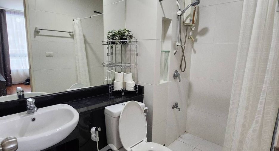 For rent 2 bedrooms condo in Thon Buri, Bangkok