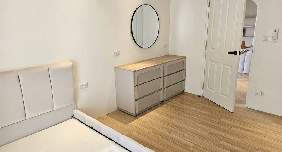 For rent 3 bedrooms condo in Khlong Toei, Bangkok