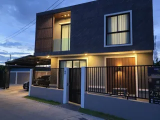 Casa en venta de 2 habitaciones en Si Racha, Chonburi