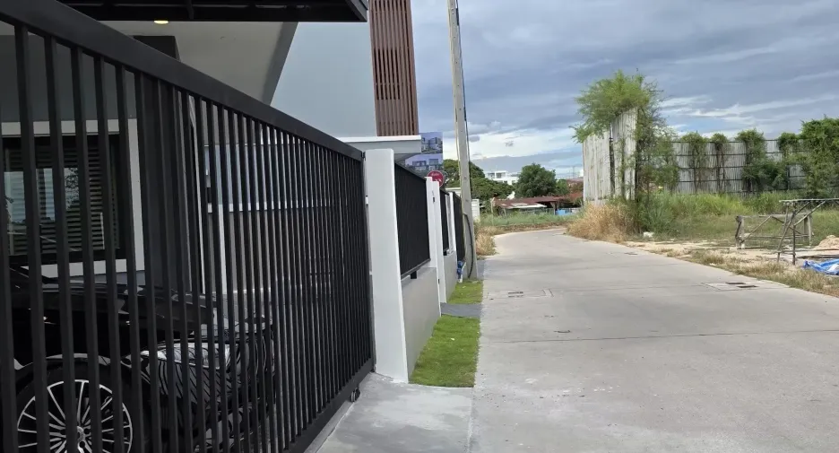 Casa en venta de 2 habitaciones en Si Racha, Chonburi