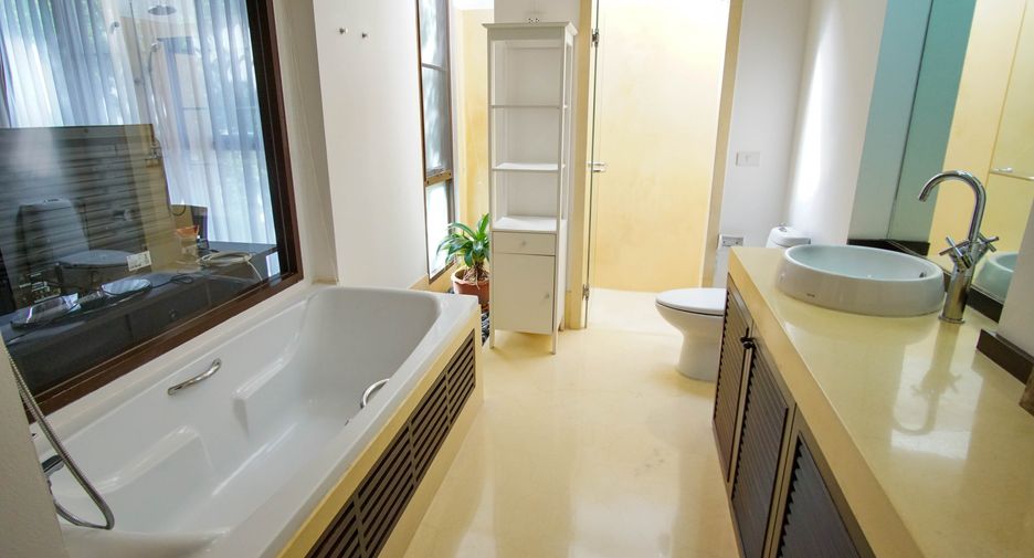 Condo en alquiler de 3 habitaciones en Watthana, Bangkok