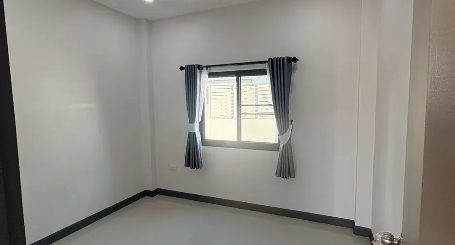 For rent 3 bedrooms house in Saraphi, Chiang Mai