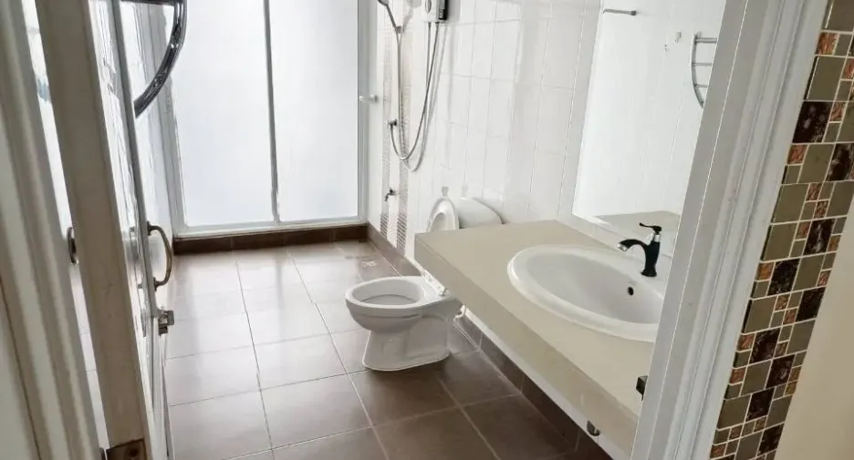Casa adosada en venta y en alquiler de 4 habitaciones en Pak Kret, Nonthaburi