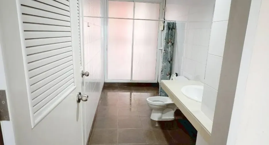 Casa adosada en venta y en alquiler de 4 habitaciones en Pak Kret, Nonthaburi