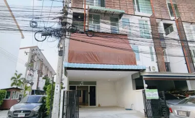 Casa adosada en venta y en alquiler de 4 habitaciones en Pak Kret, Nonthaburi