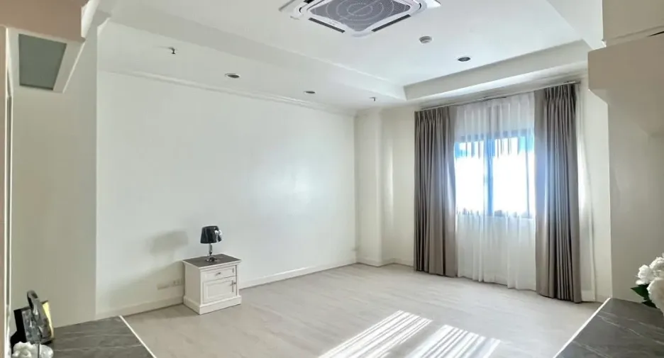 À louer 4 chambres condo à Khlong Toei, Bangkok