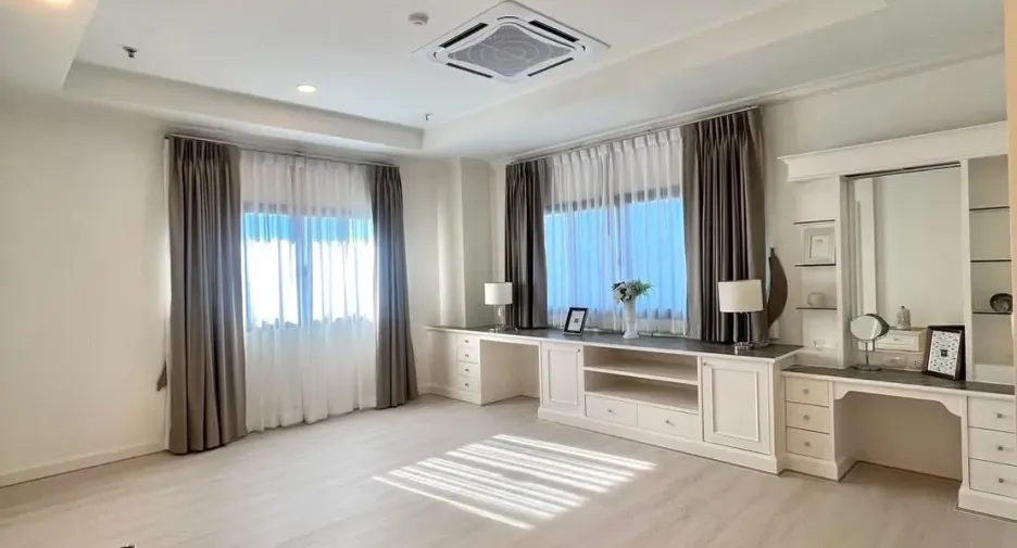 À louer 4 chambres condo à Khlong Toei, Bangkok