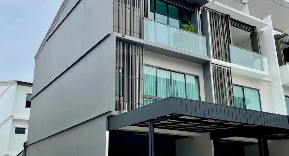 For rent 3 bedrooms townhouse in Lat Phrao, Bangkok