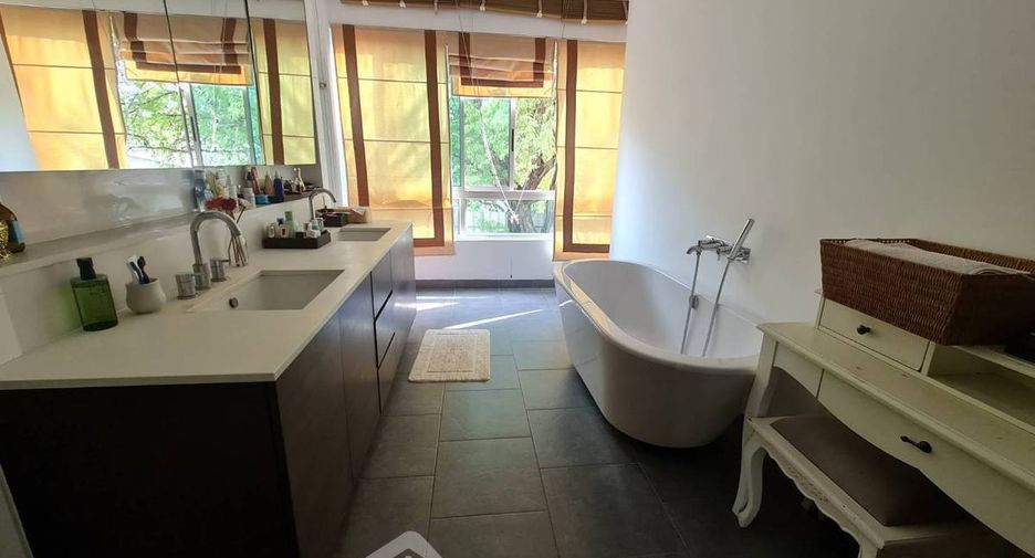 For sale 3 bedrooms condo in Yan Nawa, Bangkok