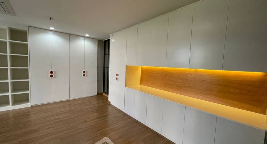 For rent そして for sale 3 ベッドルーム condo in Watthana, Bangkok