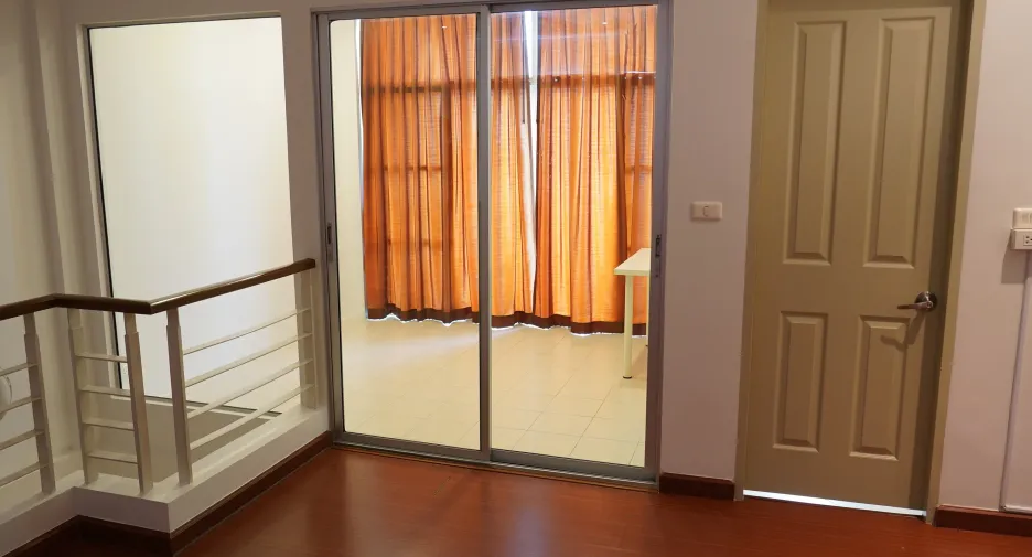 Casa adosada en venta de 3 habitaciones en Mueang Samut Prakan, Samut Prakan