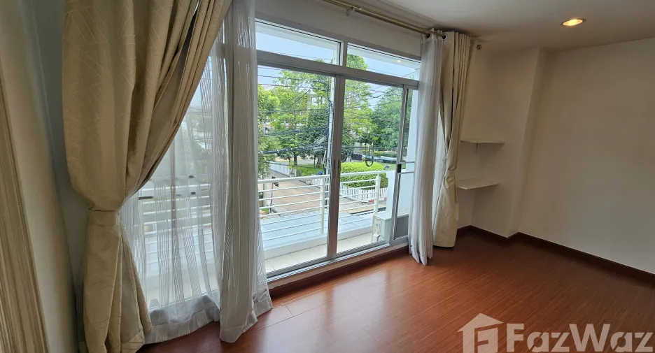 Casa adosada en venta de 3 habitaciones en Mueang Samut Prakan, Samut Prakan