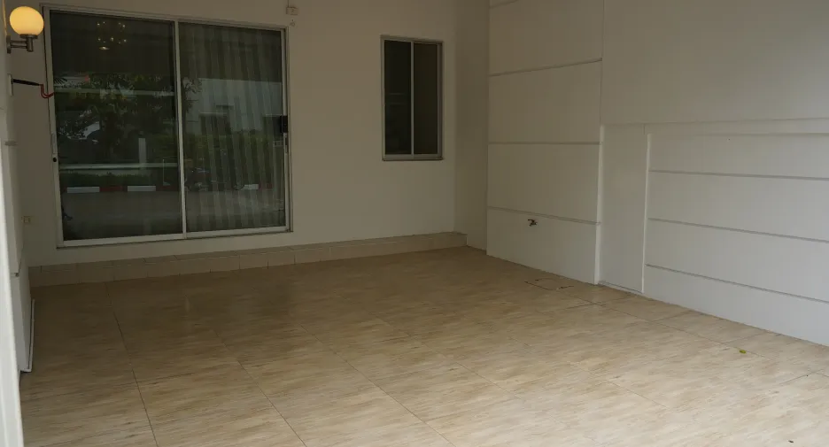 Casa adosada en venta de 3 habitaciones en Mueang Samut Prakan, Samut Prakan
