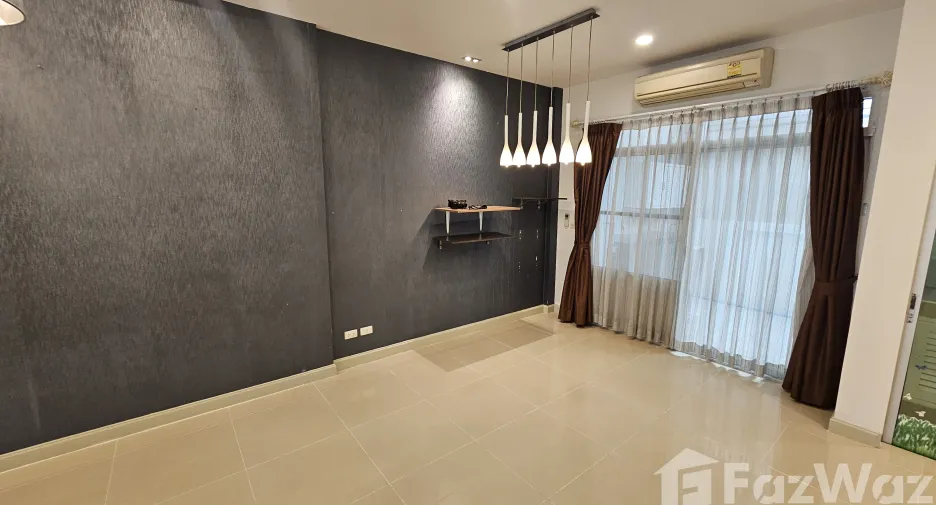 Casa adosada en venta de 3 habitaciones en Mueang Samut Prakan, Samut Prakan