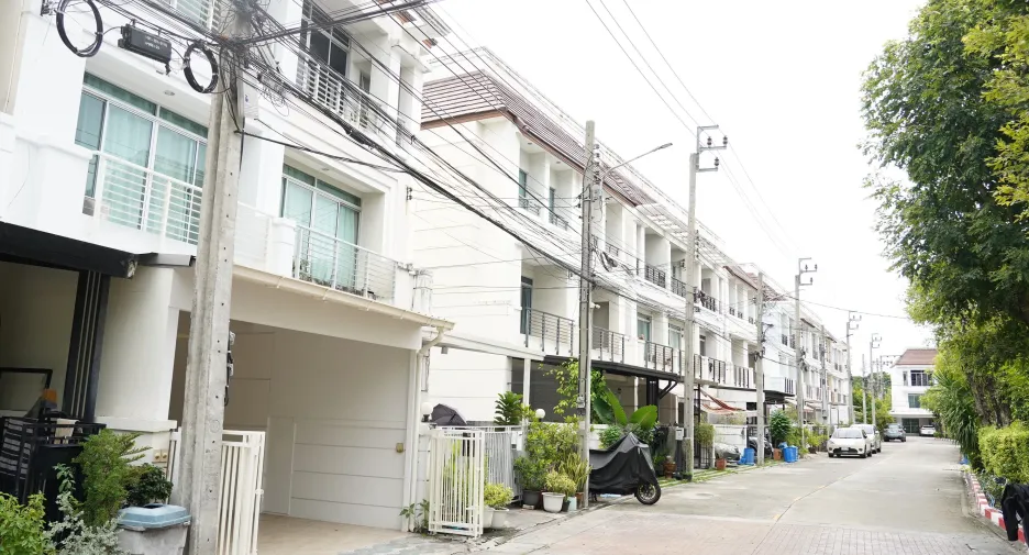 Casa adosada en venta de 3 habitaciones en Mueang Samut Prakan, Samut Prakan