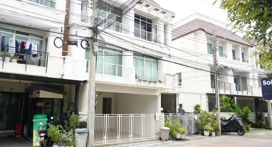 Casa adosada en venta de 3 habitaciones en Mueang Samut Prakan, Samut Prakan