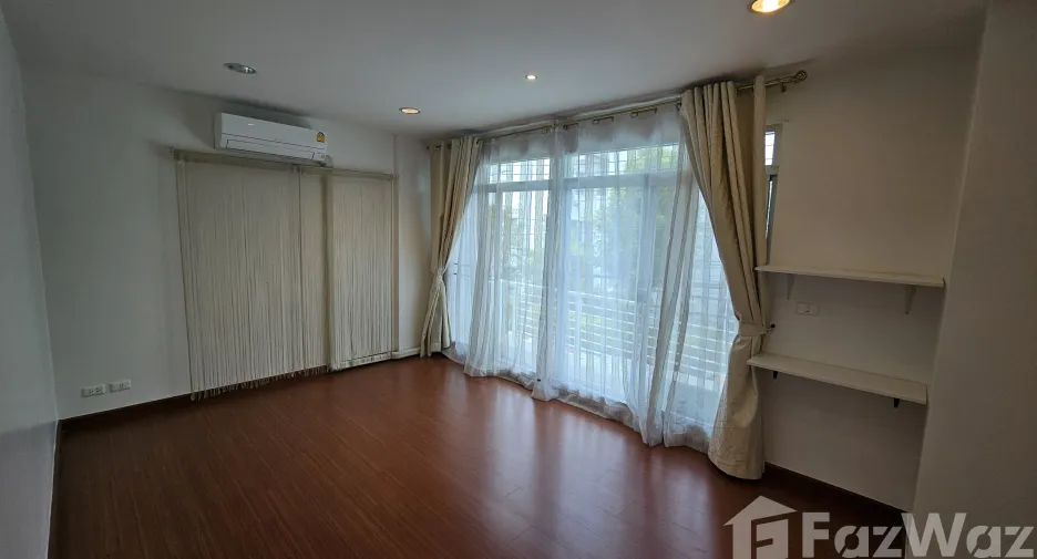Casa adosada en venta de 3 habitaciones en Mueang Samut Prakan, Samut Prakan