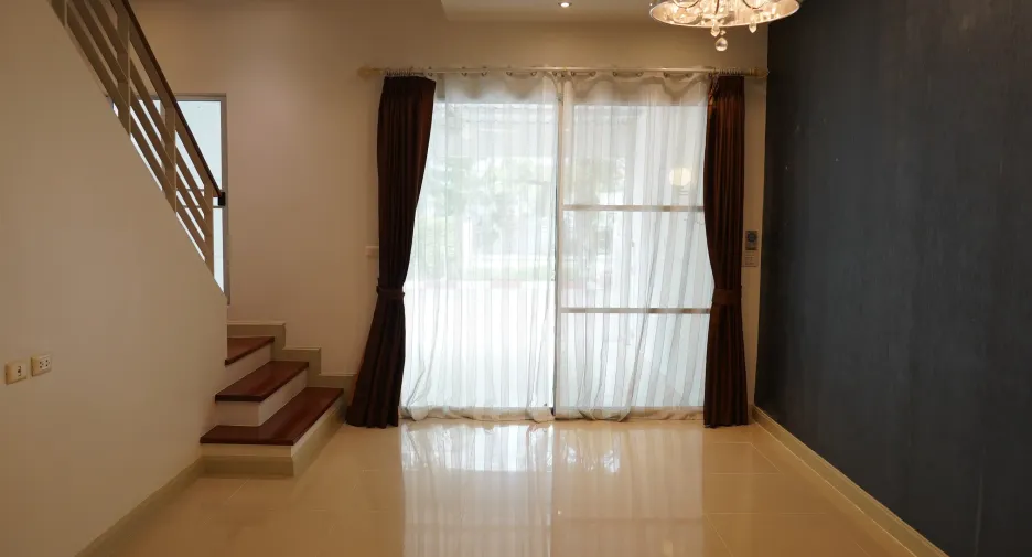 Casa adosada en venta de 3 habitaciones en Mueang Samut Prakan, Samut Prakan