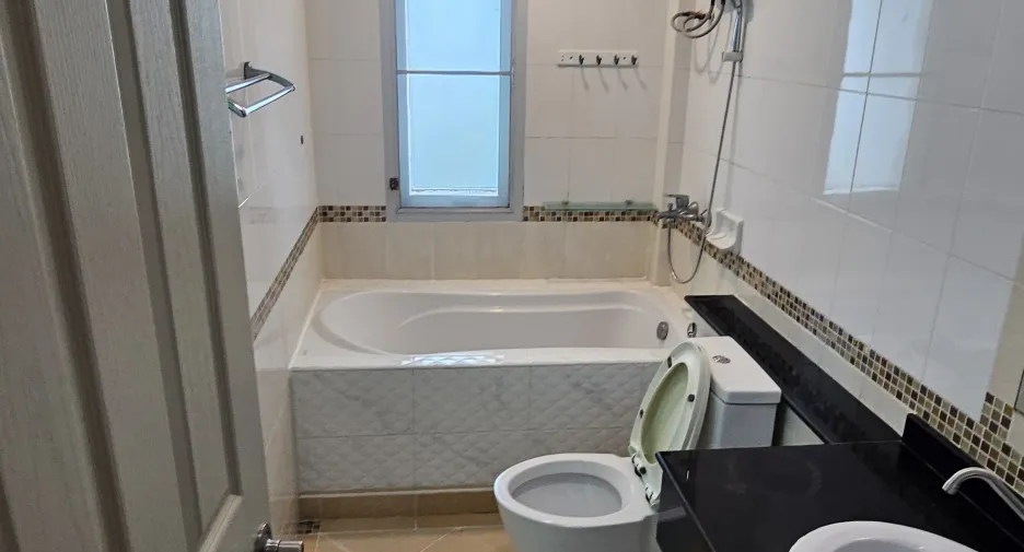 Casa adosada en venta de 3 habitaciones en Mueang Samut Prakan, Samut Prakan