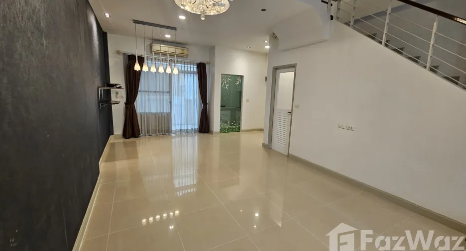 Casa adosada en venta de 3 habitaciones en Mueang Samut Prakan, Samut Prakan