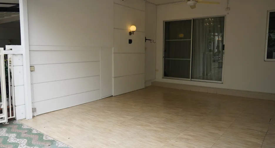 Casa adosada en venta de 3 habitaciones en Mueang Samut Prakan, Samut Prakan
