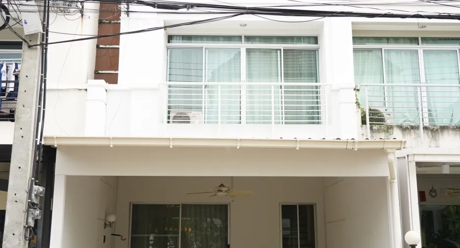 Casa adosada en venta de 3 habitaciones en Mueang Samut Prakan, Samut Prakan