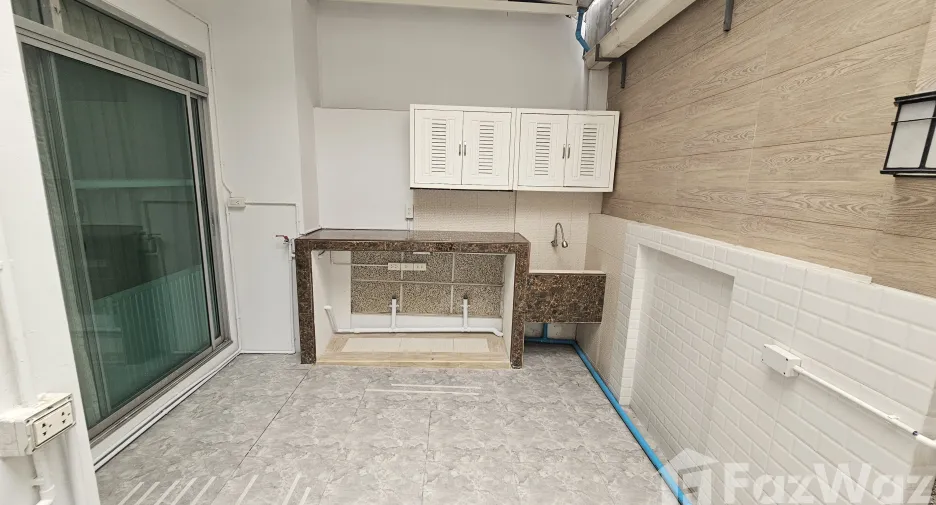 Casa adosada en venta de 3 habitaciones en Mueang Samut Prakan, Samut Prakan