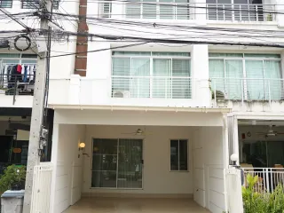Casa adosada en venta de 3 habitaciones en Mueang Samut Prakan, Samut Prakan