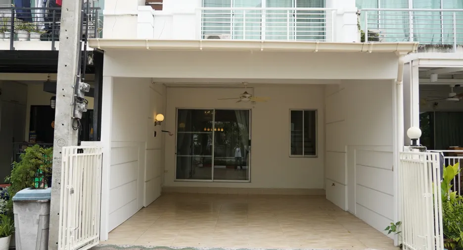 Casa adosada en venta de 3 habitaciones en Mueang Samut Prakan, Samut Prakan