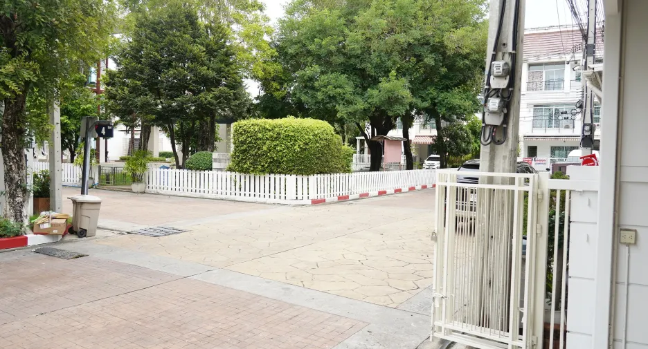 Casa adosada en venta de 3 habitaciones en Mueang Samut Prakan, Samut Prakan